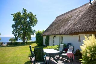 strandnahe Idylle am Meer, private Badestelle mit Strandkorb - Gutshof Ostseeblick FeWo Nr 02 - Neuendorf - 8