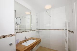strandnahe FeWo mit Terrasse, gratis Nutzung vom AHOI Erlebnisbad und Sauna in Sellin - Rex Rugia FeWo 10-4 - Lobbe - 3