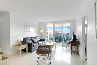 2 BEDROOMS 2 FULL BATHROOMS APT. ON THE BEACH - Hollywood - 1
