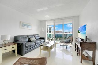 2 BEDROOMS 2 FULL BATHROOMS APT. ON THE BEACH - Hollywood - 0