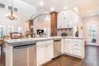 Putter's Pool House - Grand Beach - 1