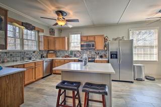 Delightful Retreat with Fireplace and Large Yard! - - 2
