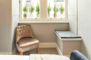 Spacious city centre apartment full of character - 9