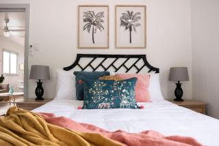 Tropicana Bungalow - Retro Getaway - 1