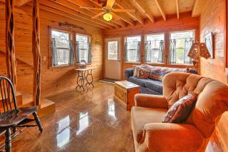 Ark Bunkhouse Fredericksburg Hideaway with Hot Tub - Fredericksburg - 6