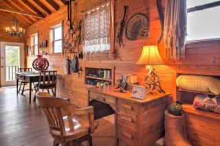 Ark Bunkhouse Fredericksburg Hideaway with Hot Tub - Fredericksburg - 2