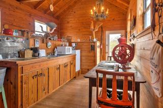 Ark Bunkhouse Fredericksburg Hideaway with Hot Tub - Fredericksburg - 1