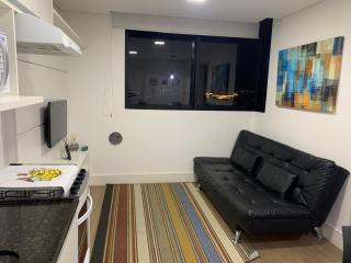 709- Apartamento Decorado Encantador, mobiliado, amplo, cozinha completa, Excelente localização no Rebouças - Curitiba - 2