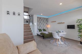 Beachfront with Spectacular views and Swimming pool - 3