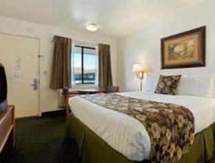 Super 8 by Wyndham Fort Bragg - Fort Bragg - 9
