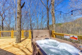 Chasing Fireflies Treehouse, 1089 of FREE Attraction tickets for each paid day, Dollywood and More! - Sevierville - 7