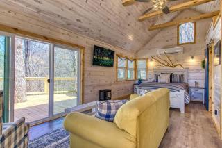 Chasing Fireflies Treehouse, 1089 of FREE Attraction tickets for each paid day, Dollywood and More! - Sevierville - 2