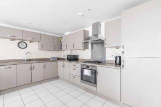 2 BED & 2 BATH COSY APARTMENT SLOUGH- FREE PARKING - 6