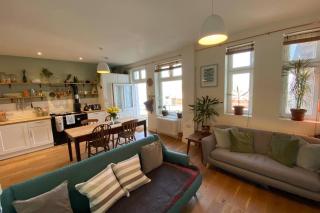 Central waterfront cottage on quiet quay with two ensuites - 2