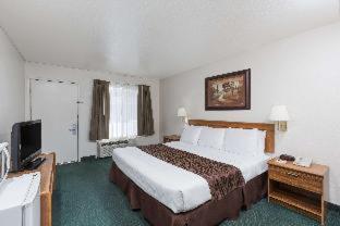 Super 8 by Wyndham Fort Bragg - 2