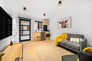 Stylish Brand New Apartment - 7 Minute walk to Town - 3