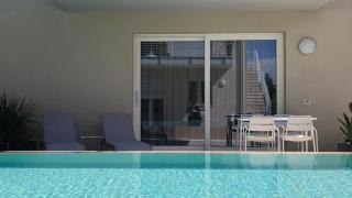 *CENTRAL LAKESIDE APT*Swimming Pool & Free Parking - 0