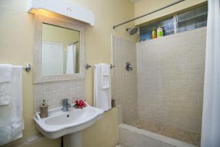 Ground floor apartment located in Hometown, 5 min walk to the Beach - Saint James - 2