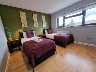 Crown Meadow - 4 Bedroom House - Heathrow - ExcellentStays - Colnbrook - 4