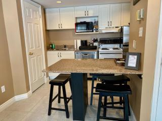 Quiet Hillside Studio - Wifi, Pool, Close to The Village - 8