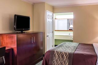 Days Inn by Wyndham Austintown - 1