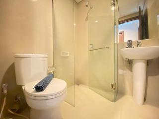 Deluxe & Well Appointed 2BR at El Royale Apartment By Travelio - Bandung - 5