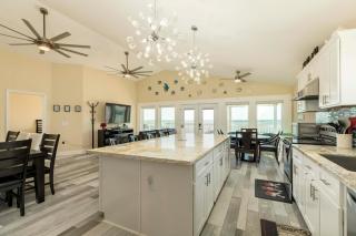 On Galveston Bay Spacious Home with Pier and Grills! - San Leon - 8