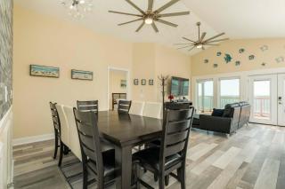 On Galveston Bay Spacious Home with Pier and Grills! - San Leon - 4