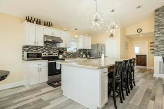 On Galveston Bay Spacious Home with Pier and Grills! - San Leon - 2