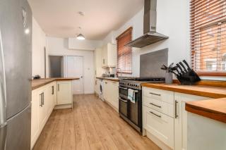Spacious Contractor House for Large Groups - Private Parking - Northampton - 1