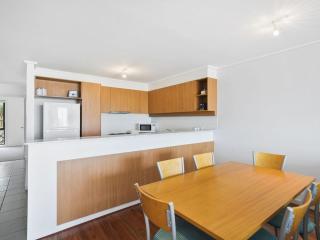 Apartment 11 Pacific Apartments - 7