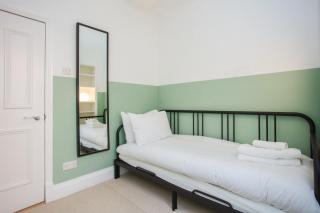 Stylish & Modern 3 Bed Flat in NW London with Garden - London - 6