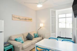 Vintage Blue House with Balcony - Hospitalet de Llobregat - 0
