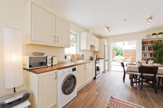 Charming Riverside Apartment - Minutes from City - 6