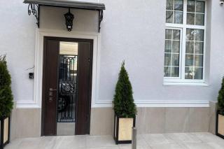 Hidden gem with its own private entry at Lypky - Kiev - 9