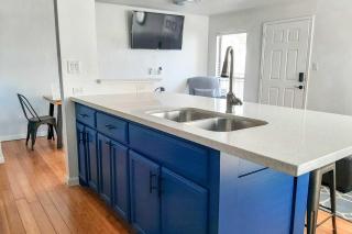 Beach Digs Walk to Restaurants, Bars and Ocean - 1