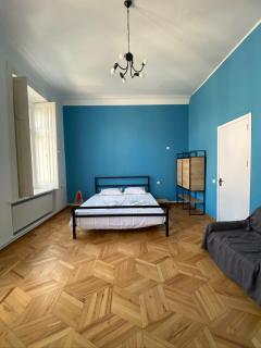 Red door-Room with private bathroom - Tbilisi - 3