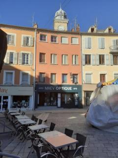 Cœur de ville au 1er 66M2, vu sur la place - 9