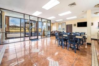 Econo Lodge Inn & Suites - Macon - 5
