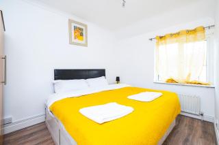 4 Bedrooms Self Catering Dagenham House, Free Wifi & Netfix - Dagenham - 0