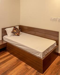 De Manora Homes - Unpretentious hotel with a garden , posh area Ranjit Avenue - 7