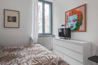 Easylife - L abbraccio dell affascinante P Romana - Milan - 5