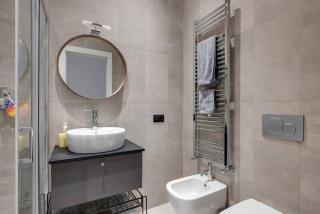 Easylife - L abbraccio dell affascinante P Romana - Milan - 3