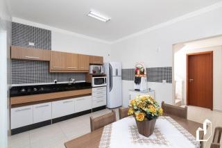 Casa com piscina e área de lazer com 08 dormitórios - Bombinhas - 1