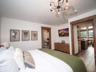 Chic Lakefront Cabin - Unbeatable Views! Jacuzzi, Two Patios, Indoor Outdoor Fireplace - 1
