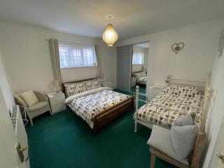 Barracuda, Beachside Apartment - Benllech - 1