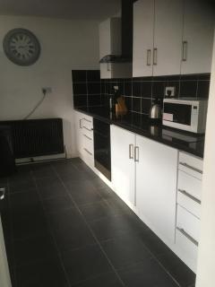 3 Entire Stunning & Cosy Apartments in same property, 4 Double Bedrooms, 3 Bathrooms, 3 Kitchens, Terrace - 2