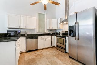 Hosteeva Modern Condo Steps to St Charles Ave & Close to FQ - New Orleans - 6