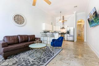 Hosteeva Modern Condo Steps to St Charles Ave & Close to FQ - New Orleans - 2