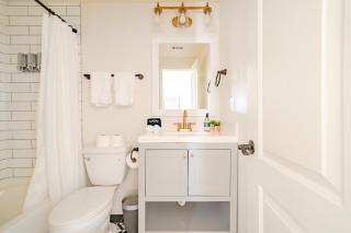 Unit 1 - Spacious & Renovated Apt Home in the City's Action - 6